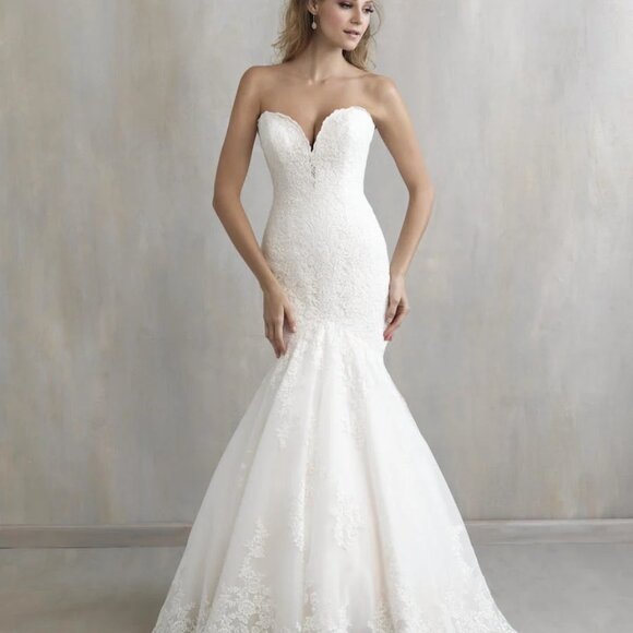 Mermaid Lace White Wedding Dress, Plunging Vneck, Fitted Bum Sexy Fit & Flare - Picture 2 of 6